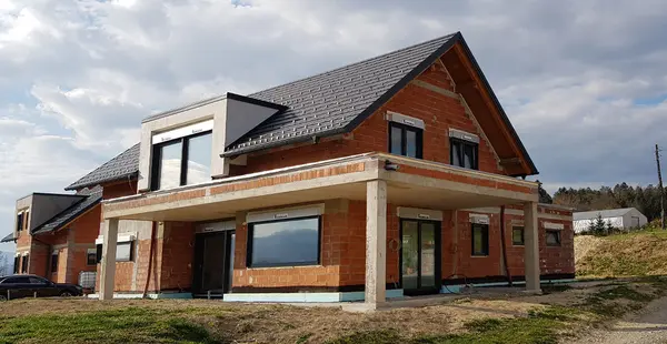 Izhodiščna fotografija objekta
