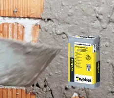 Za uporabo pripravljen, praškasti, cementno-apneni osnovni obrizg