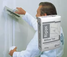 Rigips Rifino Top - RIFINO TOP je bela, fina, z dodatki izboljšana fugirna, oziroma gladilna masa. Za glajenje fug in priključkov mavčno-kartonskih plošč s pomočjo bandažnega traku.