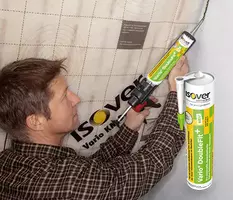 ISOVER VARIO DOUBLEFIT+ - Trajno elastična tesnilna masa za tesnjenje robnih stikov parne zapore.