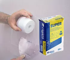 SUPER CEE je fina, z dodatki izboljšana fugirna masa za fugiranje stikov mavčno kartonskih plošč v kombinaciji z Rigips ojačitvenim bandažnim trakom.