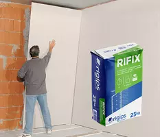 RIGIPS RIFIX je mavčno lepilo za ročno lepljenje mavčnih plošč Rigips, Rigitherm plošč, mavčno vlaknenih plošč Rigidur, direktno na nosilno podlago.