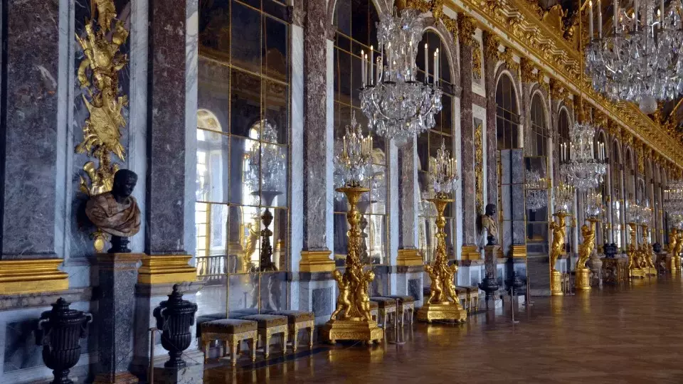 1665 – Ludvik XIV. je na pobudo svojega ministra Colberta ustanovil Kraljevo manufakturo za proizvodnjo ogledalnega stekla