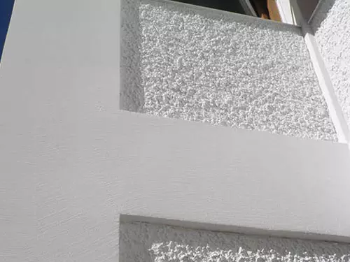 Mineralni omet za klasično ročno ometavanje in izdelavo grobe fasadne strukture.