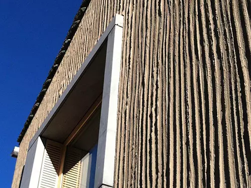 Mineralni zaključni omet za izvedbo modernih ali zgodovinskih vzorcev na fasadni površini.