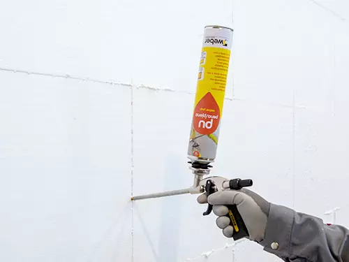 weber PU pena - za lepljenje izolacijskih plošč in za zapolnitev reg med izolacijskimi ploščami širine 2-5 mm