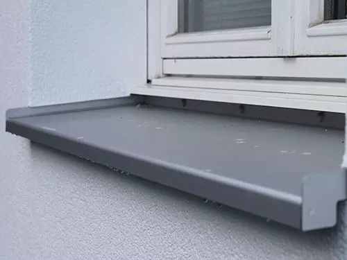 Za strokovno izveden zaključek stika fasade in okenske police, ki preprečuje zatekanje vode v fasadni sistem