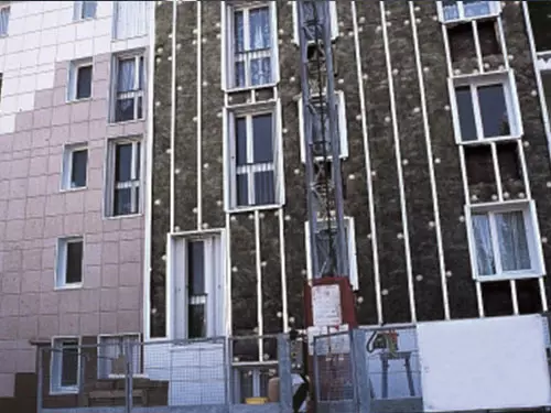 ISOVER PLA NT – plošča iz mineralne volne oblečena s črnim steklenim voalom, namenjena za toplotno in zvočno izolacijo prezračevanih fasad, stropov, sten itd.