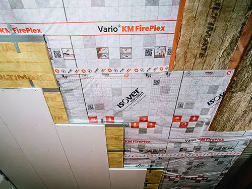 KM FIREPLEX - Prva ognjevarna klimatska membrana: Vario KM FirePlex. Zmanjšajte požarne obremenitve, povečajte varnost in udobje