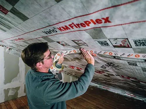 KM FIREPLEX - Prva ognjevarna klimatska membrana: Vario KM FirePlex. Zmanjšajte požarne obremenitve, povečajte varnost in udobje