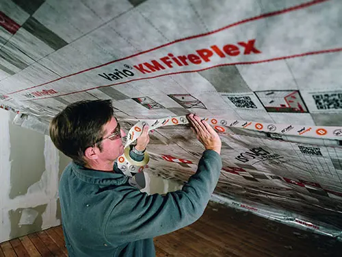 KM FIREPLEX - Prva ognjevarna klimatska membrana: Vario KM FirePlex. Zmanjšajte požarne obremenitve, povečajte varnost in udobje