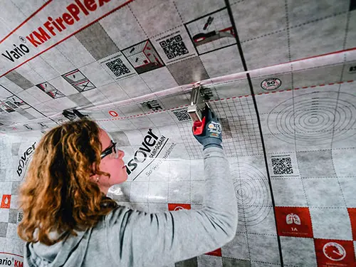 KM FIREPLEX - Prva ognjevarna klimatska membrana: Vario KM FirePlex. Zmanjšajte požarne obremenitve, povečajte varnost in udobje