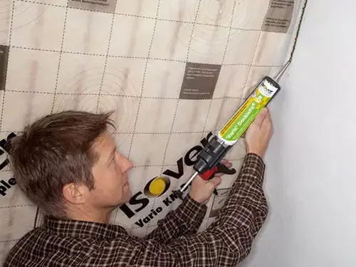 ISOVER VARIO DOUBLEFIT+ - Trajno elastična tesnilna masa za tesnjenje robnih stikov parne zapore.