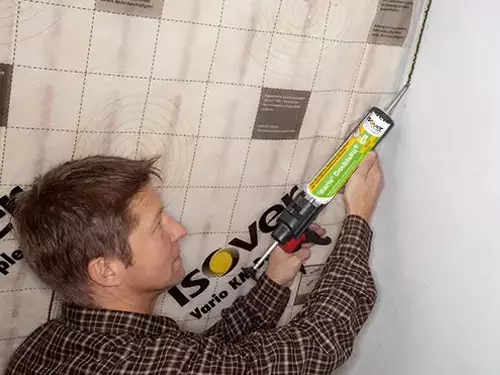 ISOVER VARIO DOUBLEFIT+ - Trajno elastična tesnilna masa za tesnjenje robnih stikov parne zapore.